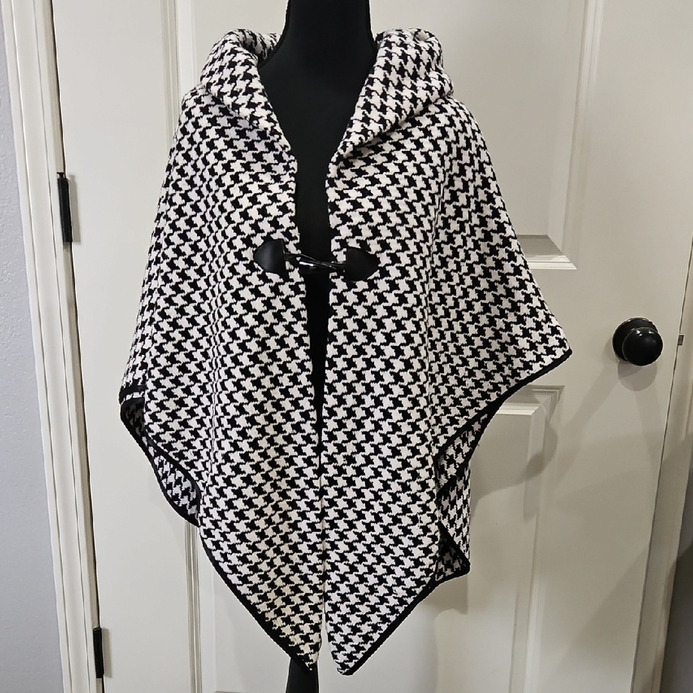 AKIRA Black and White Houndstooth Cape